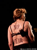 组图：麦当娜上演限制级 边跳边脱蹭猛男