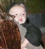 组图：辣妹复古连衣裙抱女现身 与家人外出吃晚餐