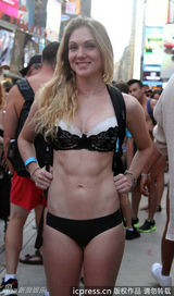 组图：美国内衣节街头狂欢 阿曼达妮可裸上身