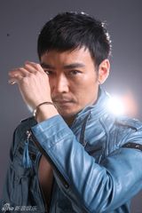 组图：焦恩俊“黄金硬汉”强势出击 写真男人味十足