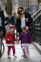 组图：杰西卡-帕克双胞胎女儿头戴粉花可爱养眼