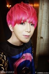 组图：好声音视觉美男梁君诺私照 网曝整容传言