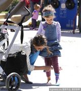 组图：杰西卡-阿尔芭公园亲子游 帮爱女穿鞋显温馨