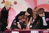 组图：韩团Block B亲民袭港 成员朴经疯狂送抱