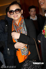 幻灯组图：王岳伦全程紧跟爱妻 心细为李湘挂挎包