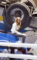 幻灯图集：《变形金刚3》热拍 新女主角废墟摆造型