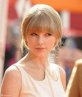 组图：斯威夫特和埃夫隆宣传新片亲密拥吻