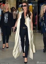 组图：贝嫂潮装现身车站 长衫飘舞女王范儿十足