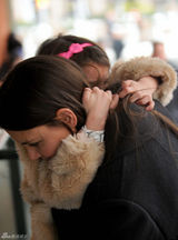 组图：凯蒂雪中护女 小苏瑞扎妈妈怀中不露脸