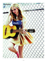 组图：阿曼达-塞弗里德登封面 电眼粉唇迷人