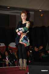 组图：Twins平安夜狂欢 阿Sa称阿娇的缘分尚未到