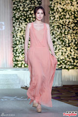 组图：陈思璇穿婚纱沾喜气 期待海岛婚礼