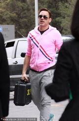 组图：《钢铁侠3》主创抵京 唐尼粉装亲和搞笑