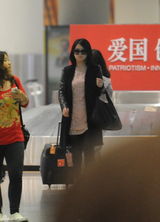 组图：李湘深夜抵京 身材丰满老板范十足