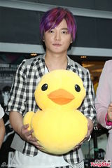 组图：阿沁升格当作家 F.I.R年底出新专辑