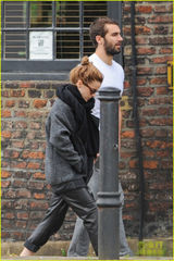 组图：艾玛全副武装与男友现身 素颜低调避镜头