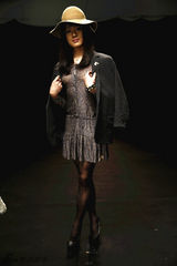 组图：《早更女友》三八节彩蛋 佟大为男扮女装