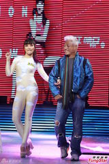 组图：江映蓉秀艳舞 穿“蓝天装”呼吁环保