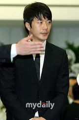 组图：安德烈-金出殡 权相佑(权相宇)金贤重送行难掩伤悲