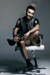 组图：张铎雅痞熟男写真惹人爱