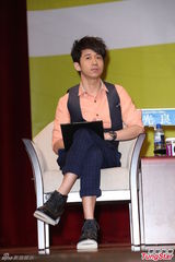 组图：光良曝曾在坟墓过夜 43岁生日空姐送唇印