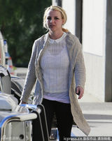 组图：单身布兰妮素颜逛街 脸部松弛显老态