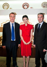 组图：黄奕优雅红裙现身 拒谈骂战将发EP