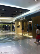 组图：孙菲菲素颜逛街秀美腿 狂擦鼻涕不拘小节