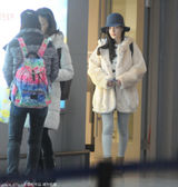 组图：李小璐携母亮相上海机场 站角落举止低调