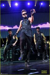 组图：比伯晒腹肌变肌肉男 女舞伴摸身火辣狂野