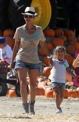 组图：哈利贝瑞与前男友携爱女度假