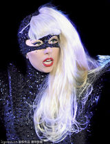 组图：Gaga跨年激情献唱 镂空面罩造型抢镜