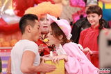 组图：佘诗曼等女星扮婴儿出镜 男女对嘴抢寿司