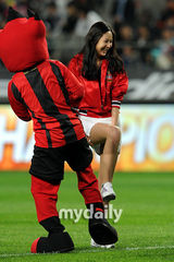 组图：韩美女主持人韩智恩任足球比赛开球员