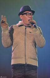 高清组图：巨星云集慈善中华行 陈小春婚后首献唱