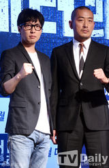 组图：河正宇寸头亮相《The Terror Live》发布