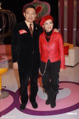 组图：曾华倩新节目录影 浓妆难掩皱纹显老态