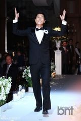 组图：韩国脚金在成迎娶美女主播韩志英