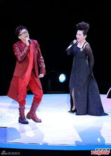 组图：叶德娴献唱见好就收 尾场开唱致敬张国荣