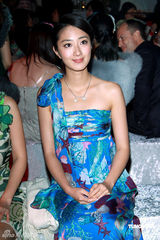 幻灯图集：桂纶镁斜肩裙美艳 蔡健雅宝蓝装优雅