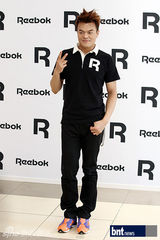 组图：韩星朴振英携SwizzBeatz出席代言品牌记者会