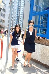 高清组图：陈奕迅夫妇与彭羚送爱女返校复课