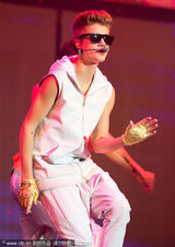 组图：帅气比伯背巨型翅膀 天使造型从天而降