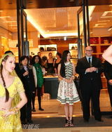 组图：霍思燕为国际品牌剪彩 妩媚亮相显贵族风情