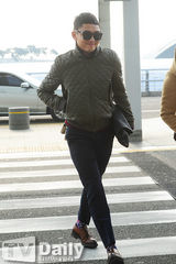 组图：刘亚仁潮装亮相机场 笑容满面吐舌卖萌