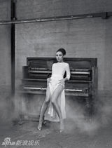 组图：乌克兰美女米拉-库妮丝登杂志封面秀美腿