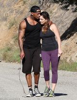 组图：凯莉-布鲁克与男友浪漫徒步 享甜蜜拥吻