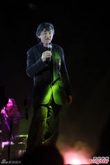 组图：林子祥香港个唱父子档 林德信弹琴助唱