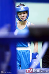 组图：韩星李诗英参加拳击比赛首场比赛获胜