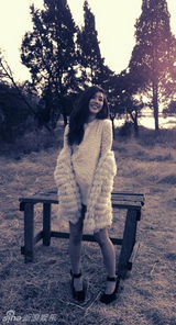 组图：韩星金海林冬日写真 草地上秀嫩白长腿